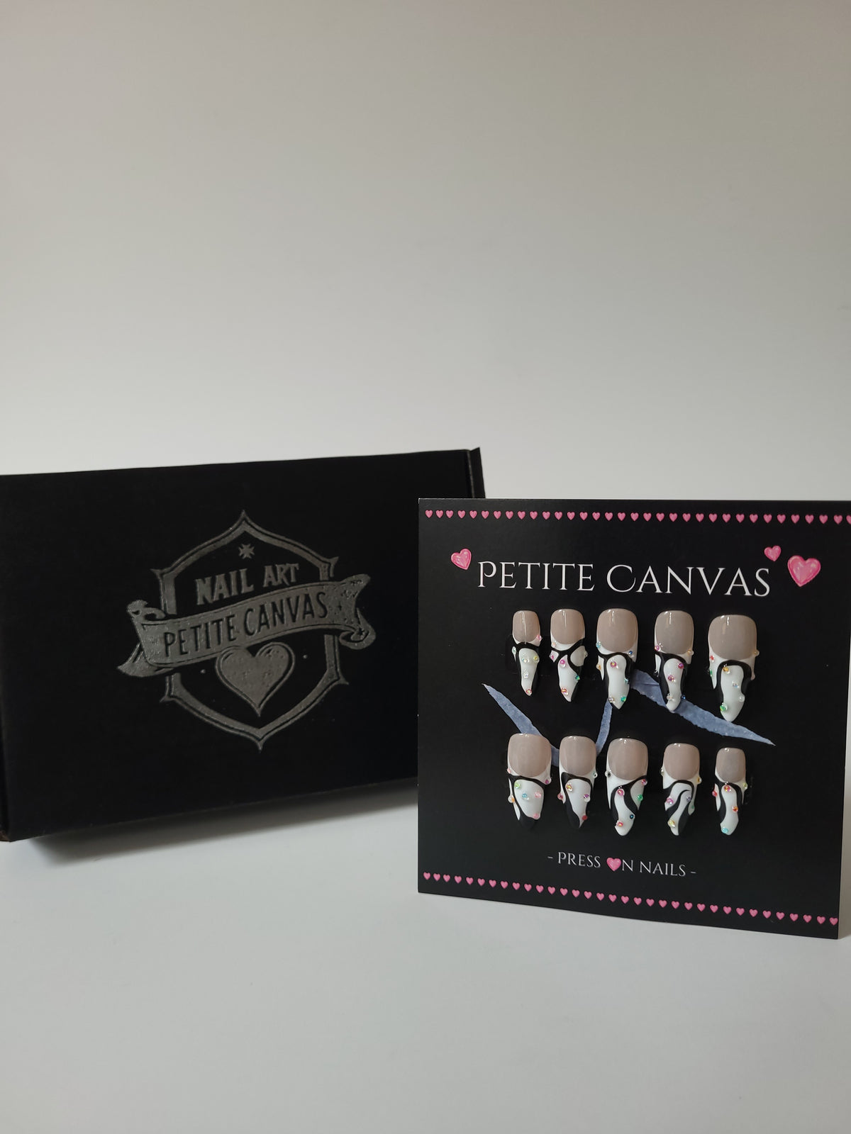 Blinking Scene press-on nail set with Petite Canvas gift box