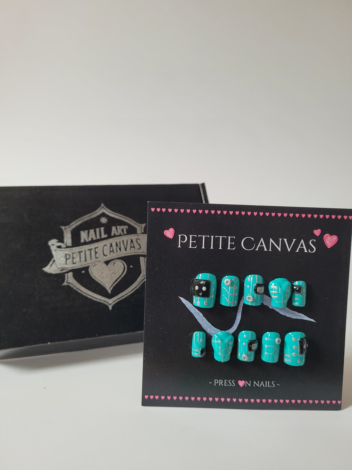 Bot 1026B press-on nail set with Petite Canvas gift box